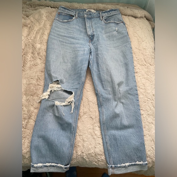 A&F Curve Love 90’s Straight Ultra High Rise Jeans - Picture 3 of 8